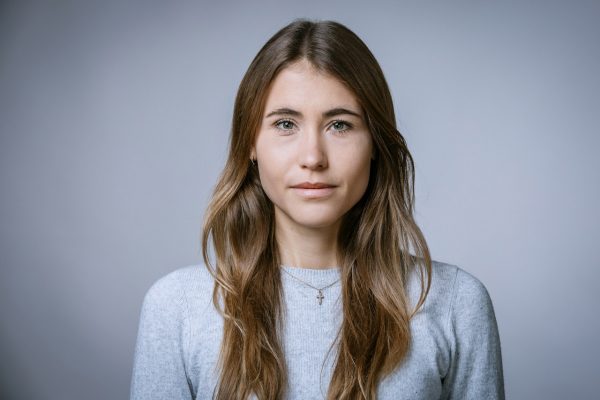 Lockeres Frauen Businessportrait im Fotostudio nonverbal
