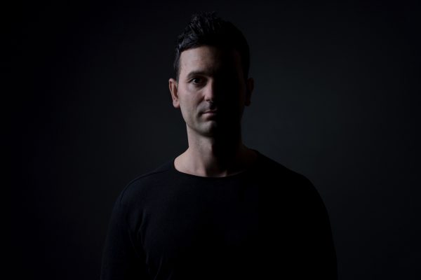 Kreatives Businessportrait im Fotostudio nonverbal