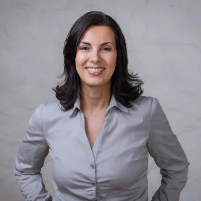 Modernes Businessportrait einer selbstbewussten Frau im Fotostudio Köln – professionell, sympathisch, authentisch.